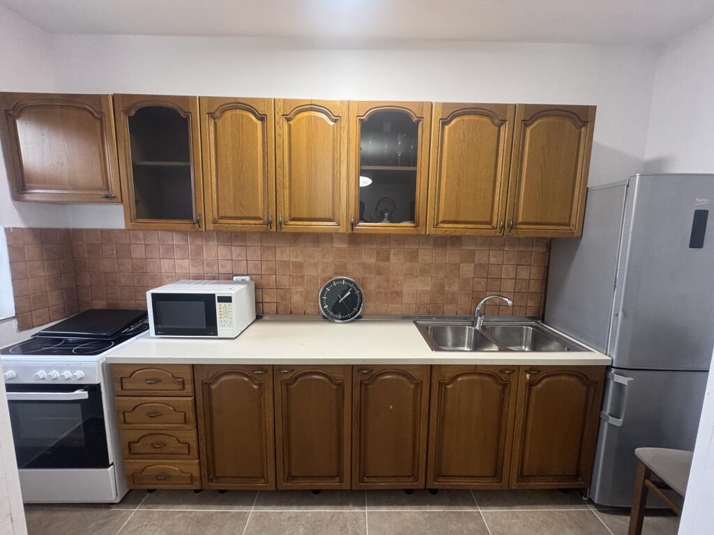 Apartament me qira 2+1 – Pranë kompleksit Asl, Rruga “Kongresi i Manastirit”  • Sipërfaqe: 2 dhoma gjumi + 1 sallon  • Kati: 3, pallat ekzistues  • Gjendja: Totalisht i mobiluar  • Çmimi: 50000 leke