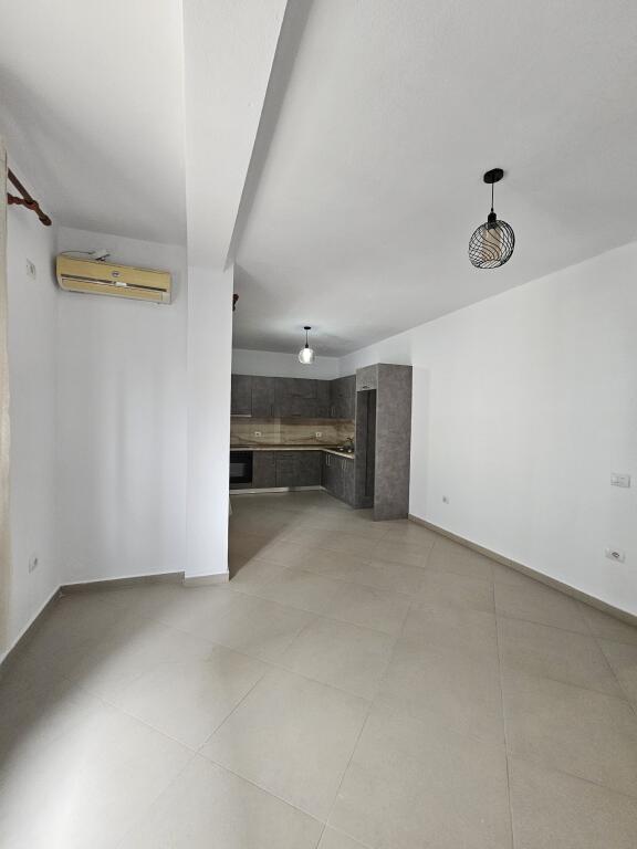 Jepet Me Qira BOSH : *3+1 +2 ballkone+ vend parkimi (kati 2 shtepi private)   * ( *📍 Fresk , prane Unazes se madhe )* || *40,000 Leke/muaj* || S.130 m
