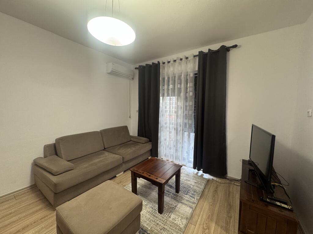 Apartament me qira 2+1 – Pranë kompleksit Asl, Rruga “Kongresi i Manastirit”  • Sipërfaqe: 2 dhoma gjumi + 1 sallon  • Kati: 3, pallat ekzistues  • Gjendja: Totalisht i mobiluar  • Çmimi: 50000 leke