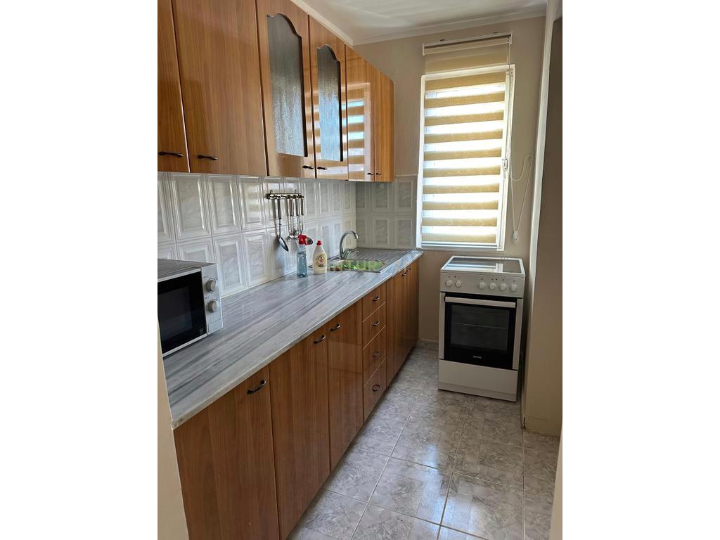 Ofrojme Apartament per Qira 1+1 tek Rruga e Kavajes