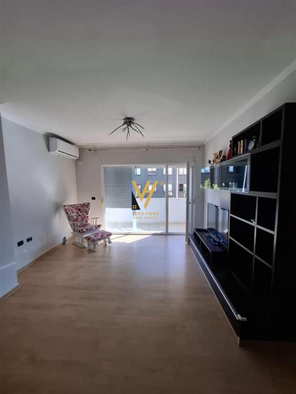JEPET APARTAMENT 1+1+BLK ME QERA TE JURIDIKU, BLLOK 900 EURO