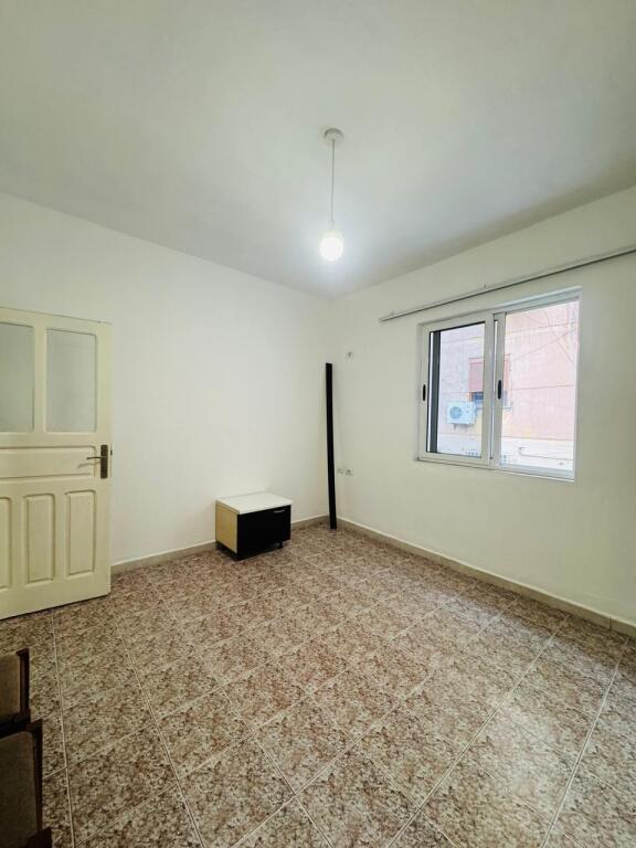 Jepet me qera apartamenti 2+1 Myslym shyri , prane intersport  Cmimi: 600 mije leke