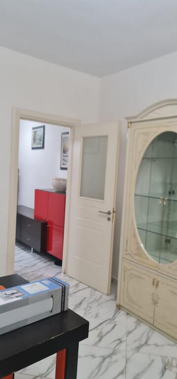 🏡 Jepet me qira apartament 2+1 pranë Casa Italia!
