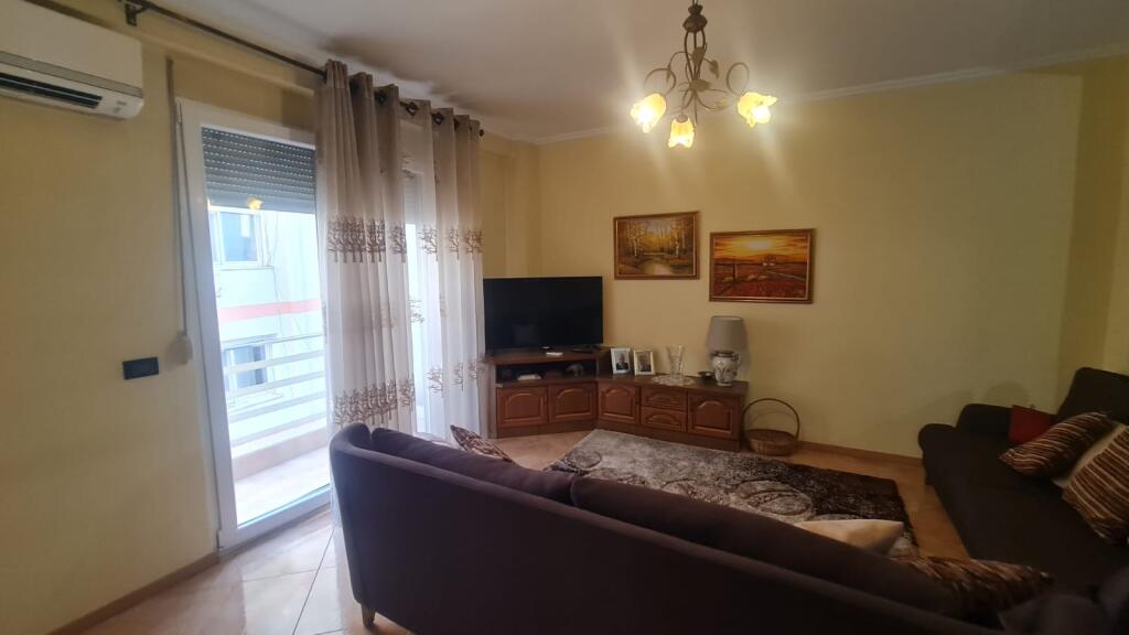 2+1,i mobiluar ,rruge e kavajes te kisha katolike cmimi 650 euro