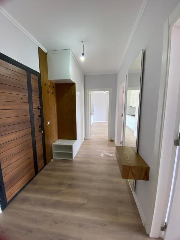 Jepet me qera apartament 2+1 pjeserisht i mobiluar tek Bulevardi ri !