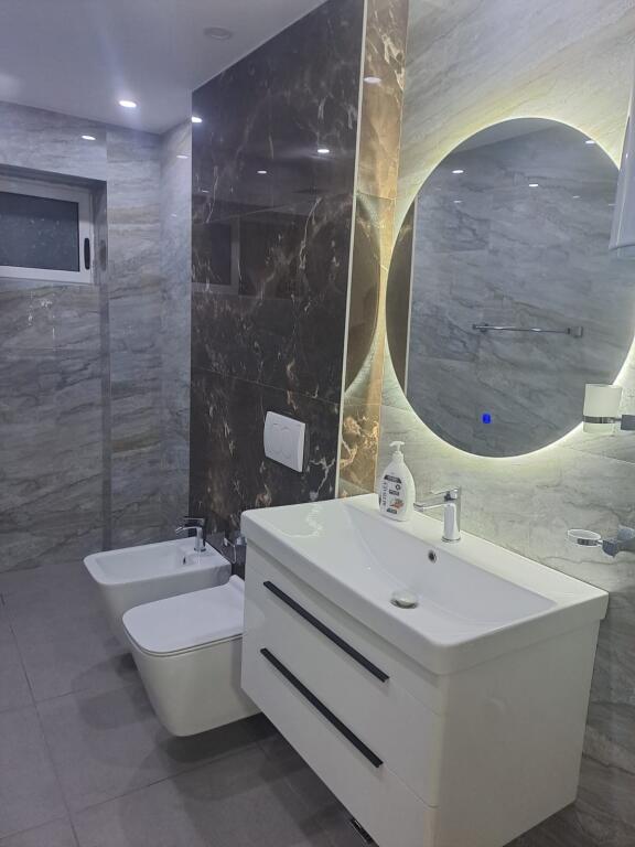 🏢 Vicino a 9 Kateshet, vicino a Dua Lounge Bar, si affitta ambiente per uffici, 2+1, vuoto. 1.200 € (Netto)