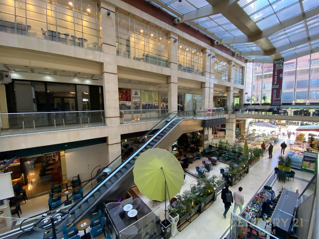 PRESSO IL CENTRO COMMERCIALE GALERIA AFFITTIAMO AMBIENTE PER UFFICI