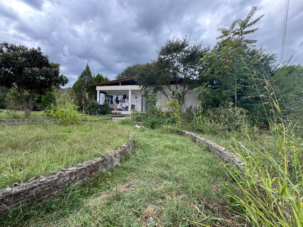 VENDESI CASA SU UN PIANO VICINO ALLE PISCINE TAGAN