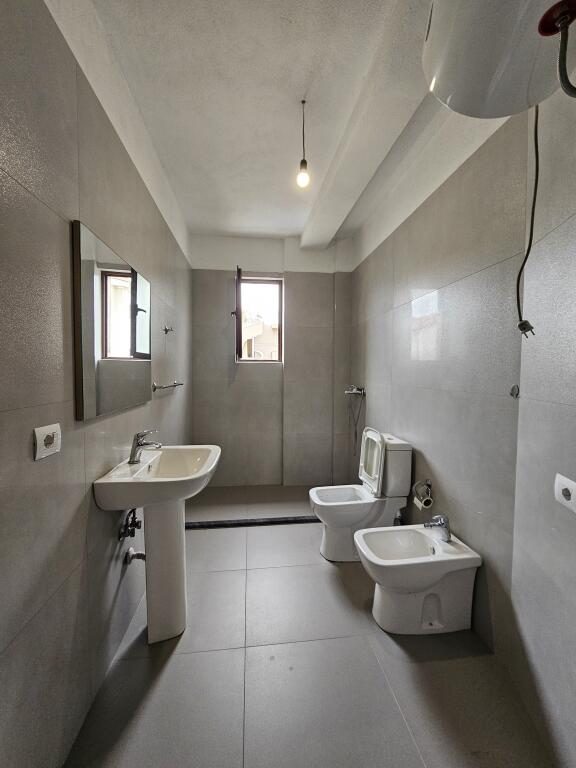 Jepet Me Qira BOSH : *3+1 +2 ballkone+ vend parkimi (kati 2 shtepi private)   * ( *📍 Fresk , prane Unazes se madhe )* || *40,000 Leke/muaj* || S.130 m
