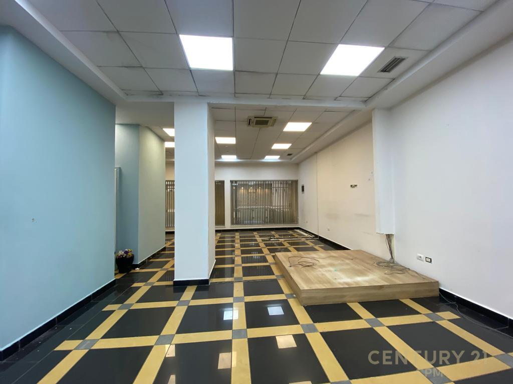 PRESSO IL CENTRO COMMERCIALE GALERIA AFFITTIAMO AMBIENTE PER UFFICI