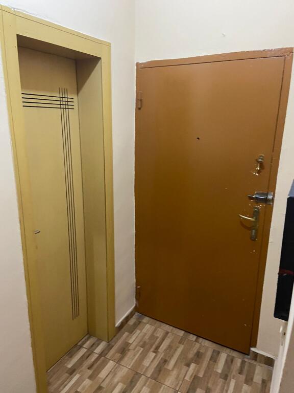 Tek Pallatet Agimi Apartament me qira 1+1