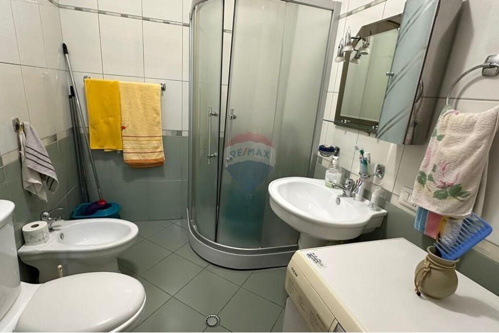 Jepet aparrament me qira 1+1 në Rrugën e Kavajës