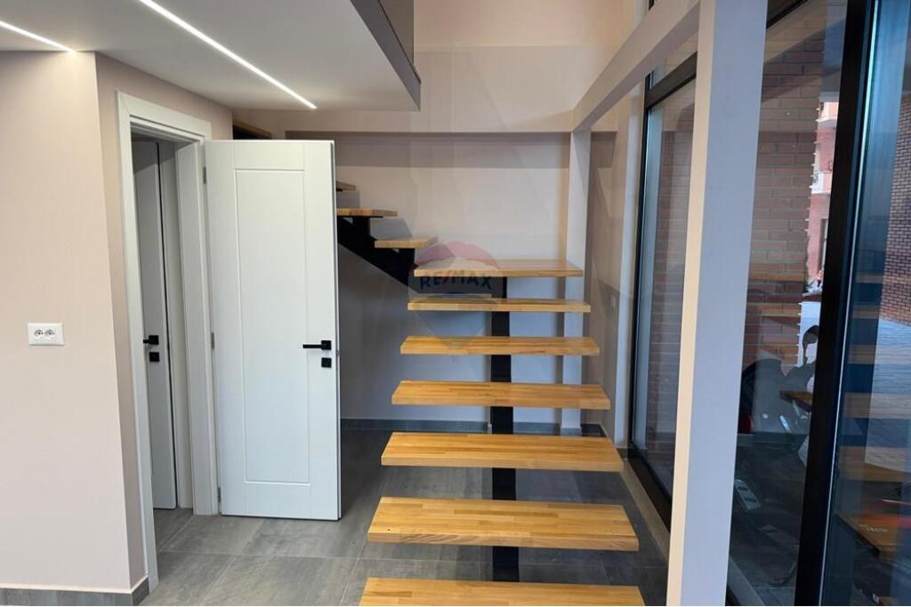 BUSINESS PREMISES FOR RENT AT GOLDEN PARK !