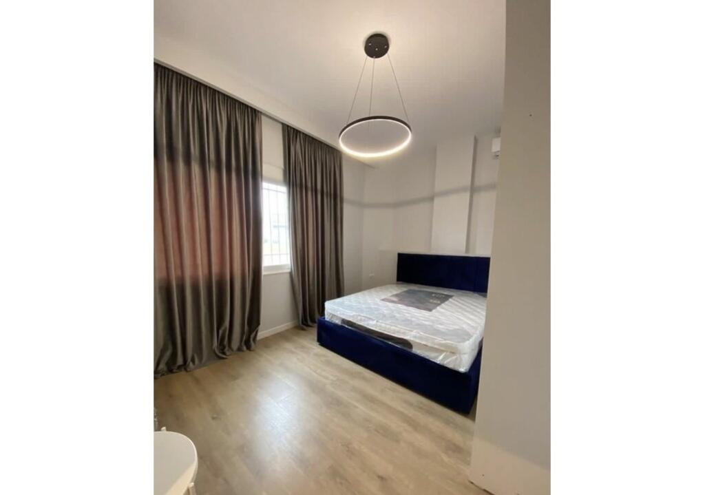 Jepet me qira apartament 1+1, totalisht i mobiluar, pranë Inxhinierisë së Ndërtimit