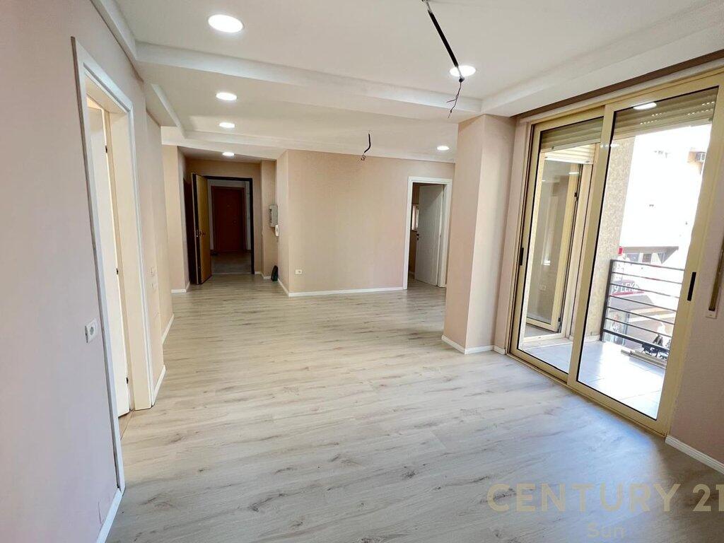 Commercial space for rent opposite Kristal Shopping Center! 1,000 € /Month