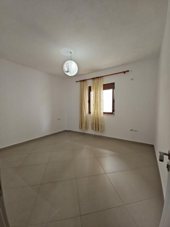 Jepet Me Qira BOSH : *3+1 +2 ballkone+ vend parkimi (kati 2 shtepi private)   * ( *📍 Fresk , prane Unazes se madhe )* || *40,000 Leke/muaj* || S.130 m
