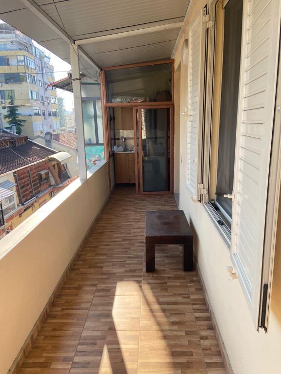 Tek Pallatet Agimi Apartament me qira 1+1