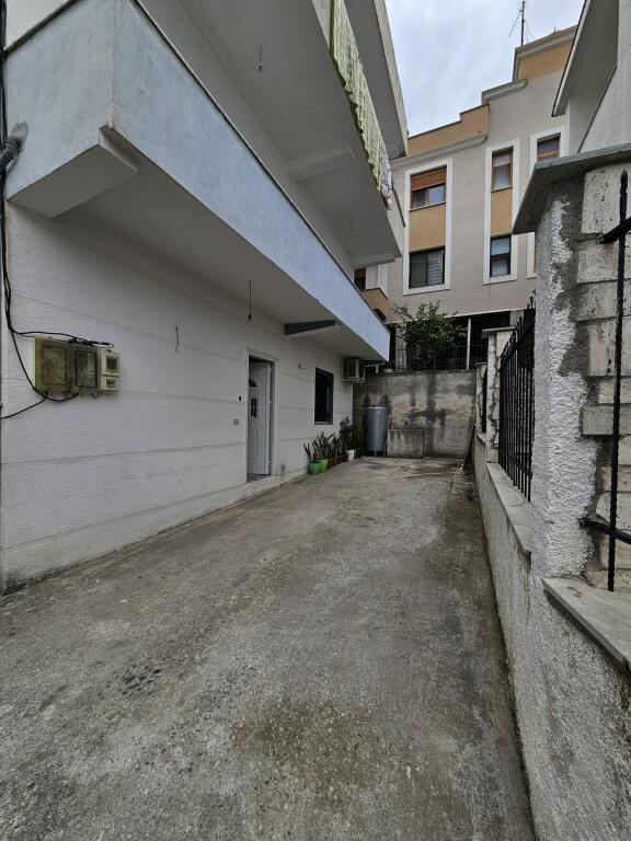 Jepet Me Qira BOSH : *3+1 +2 ballkone+ vend parkimi (kati 2 shtepi private)   * ( *📍 Fresk , prane Unazes se madhe )* || *40,000 Leke/muaj* || S.130 m
