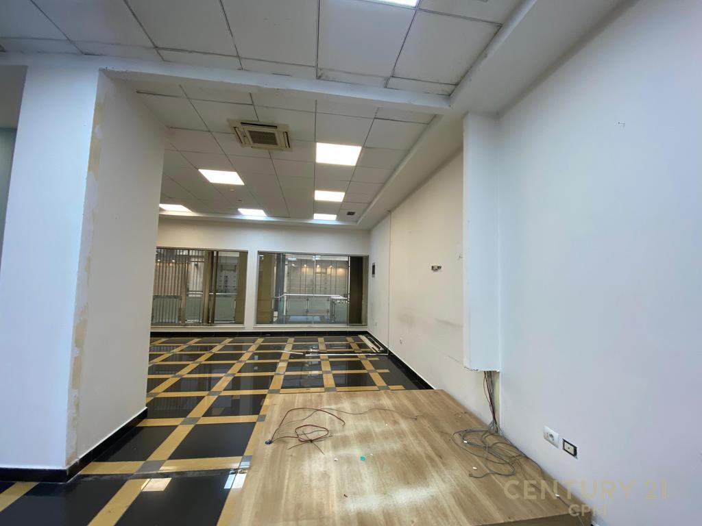 PRESSO IL CENTRO COMMERCIALE GALERIA AFFITTIAMO AMBIENTE PER UFFICI