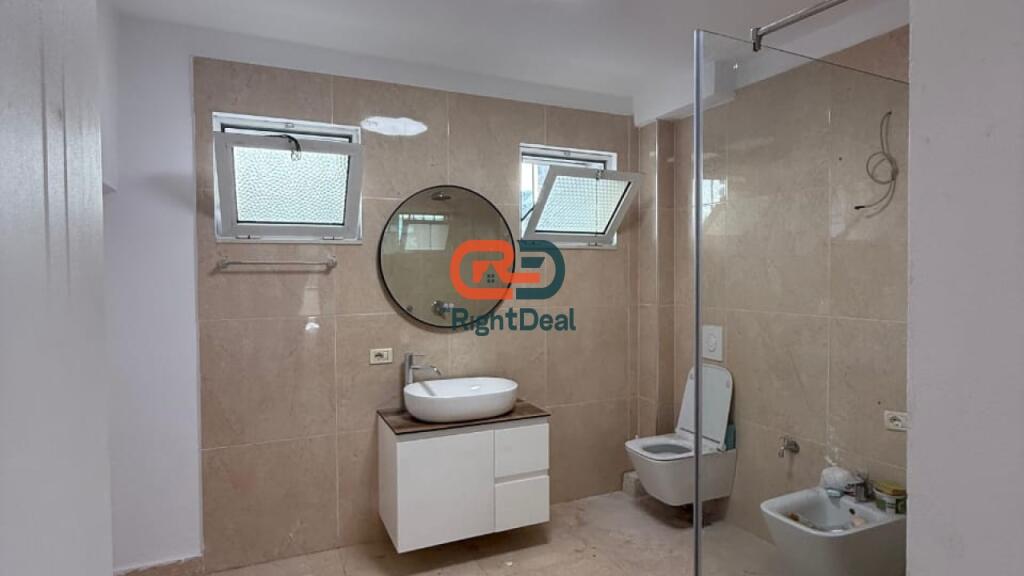 Ne Bllok, Tek Rruga Margarita Tutulani, Jepet Me Qira Apartament 2+1 I Pershtatshem Per Zyra, Klinika Ose Biznese Te Ndryshme !!