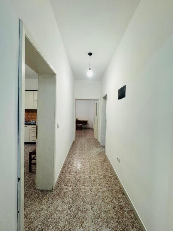 Jepet me qera apartamenti 2+1 Myslym shyri , prane intersport  Cmimi: 600 mije leke