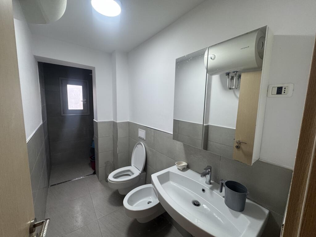 Apartament me qira 2+1 – Pranë kompleksit Asl, Rruga “Kongresi i Manastirit”  • Sipërfaqe: 2 dhoma gjumi + 1 sallon  • Kati: 3, pallat ekzistues  • Gjendja: Totalisht i mobiluar  • Çmimi: 50000 leke