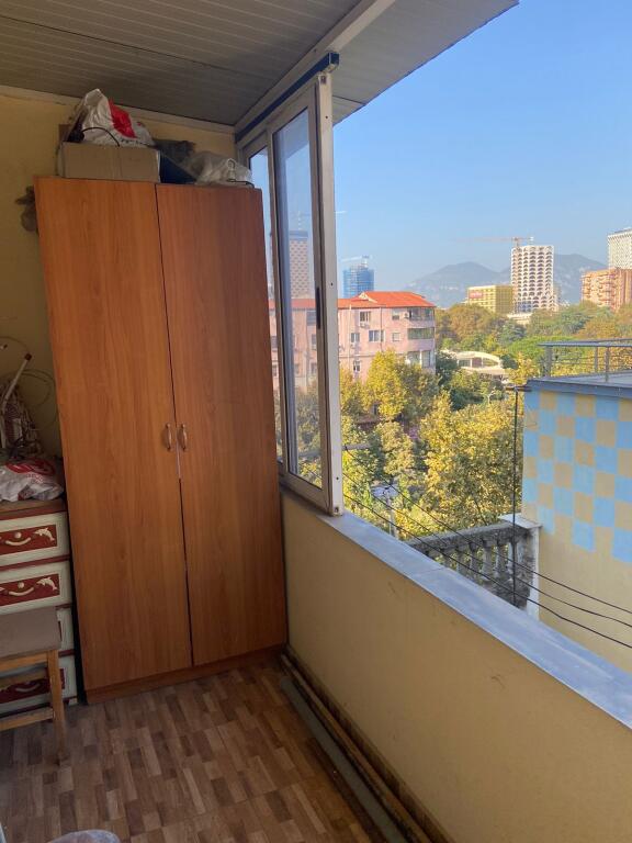 Tek Pallatet Agimi Apartament me qira 1+1