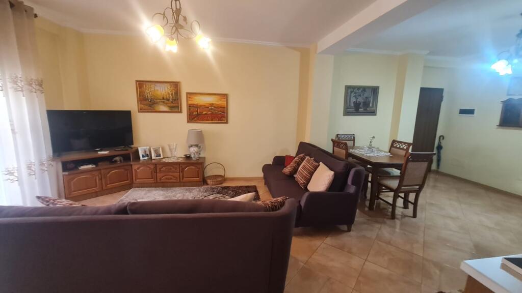 2+1,i mobiluar ,rruge e kavajes te kisha katolike cmimi 650 euro