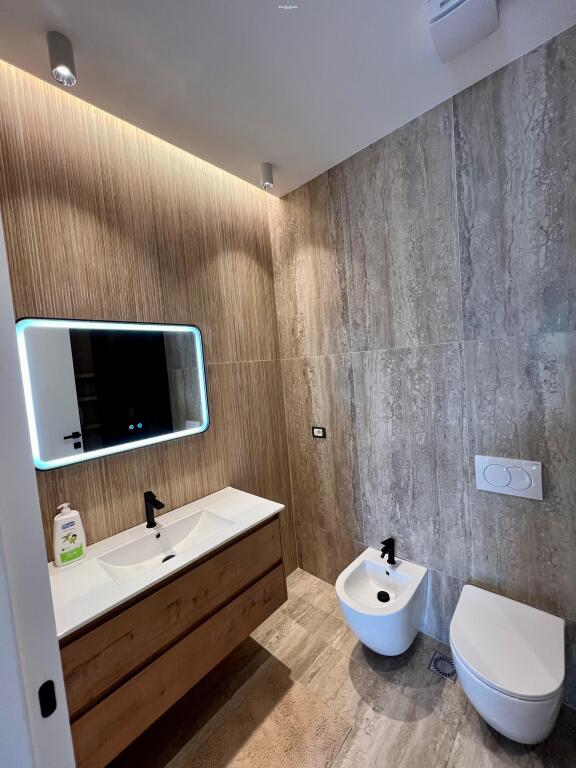 Apartament Me Qera 2+1 Tek Komuna e Parisit (ID B2201512) Tirane