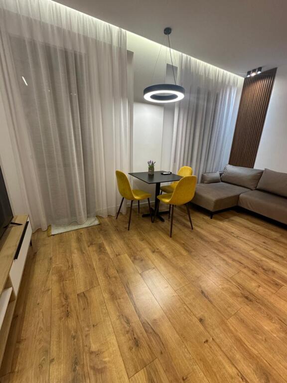 2+1,i mobiluar te quen bar liqeni i thate,cmimi 550 euro