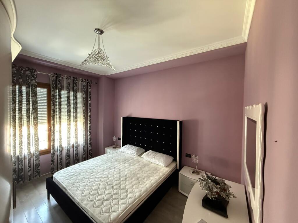 Jepet apartament 3+1+2+ post parkimi me qira te Kompleksi square 21