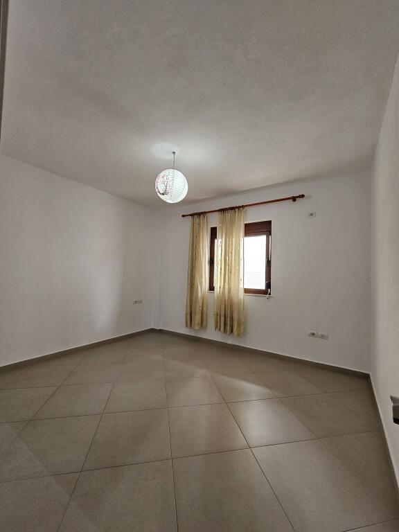 Jepet Me Qira BOSH : *3+1 +2 ballkone+ vend parkimi (kati 2 shtepi private)   * ( *📍 Fresk , prane Unazes se madhe )* || *40,000 Leke/muaj* || S.130 m
