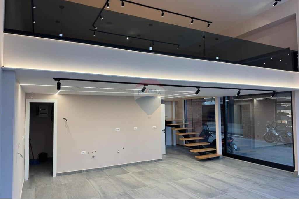 BUSINESS PREMISES FOR RENT AT GOLDEN PARK !