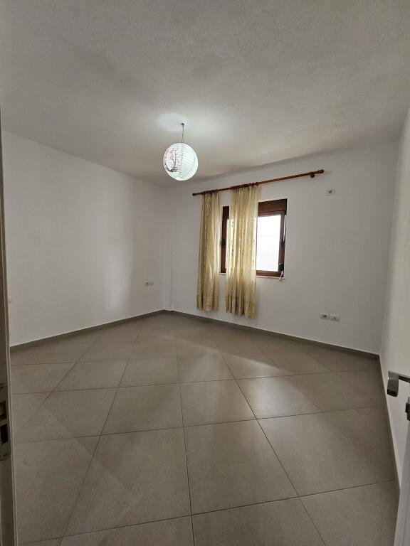 Jepet Me Qira BOSH : *3+1 +2 ballkone+ vend parkimi (kati 2 shtepi private)   * ( *📍 Fresk , prane Unazes se madhe )* || *40,000 Leke/muaj* || S.130 m
