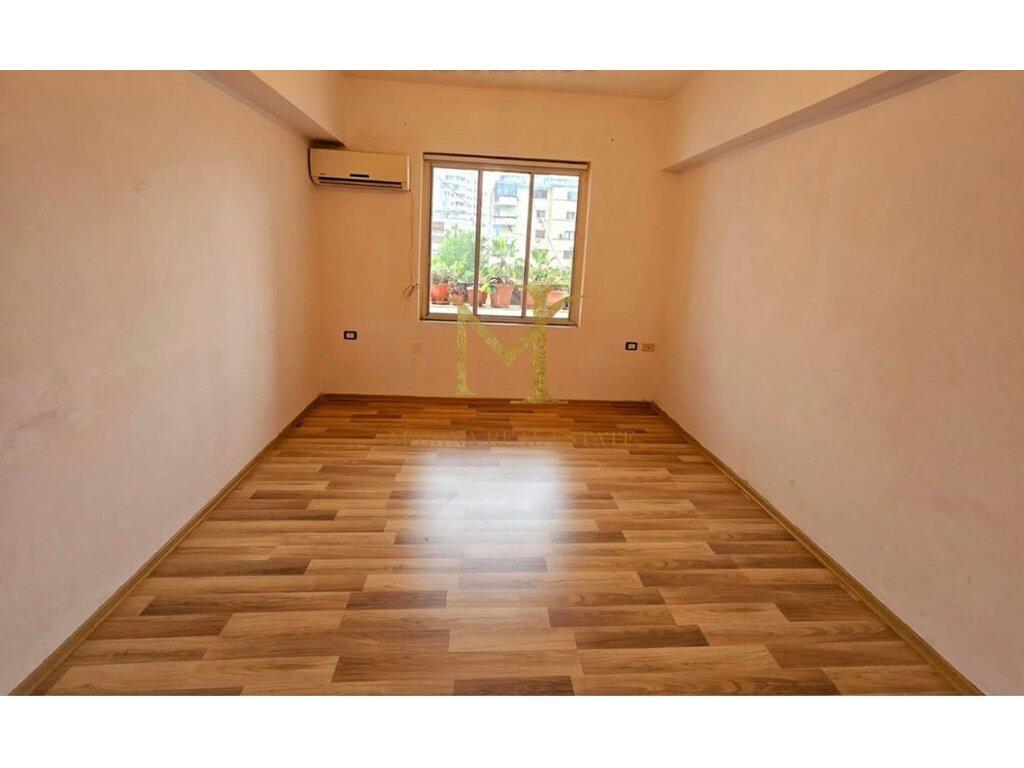 VENDESI IN VENDITA APPARTAMENTO 2+1, STAZIONE DEI TRENI DURRES !!