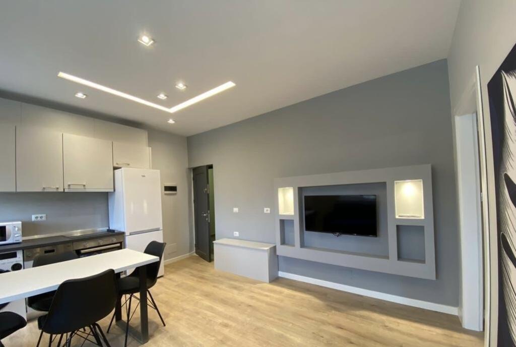 Jepet me qira apartament 1+1, totalisht i mobiluar, pranë Inxhinierisë së Ndërtimit