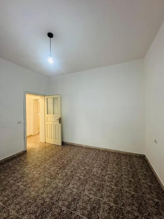 Jepet me qera apartamenti 2+1 Myslym shyri , prane intersport  Cmimi: 600 mije leke