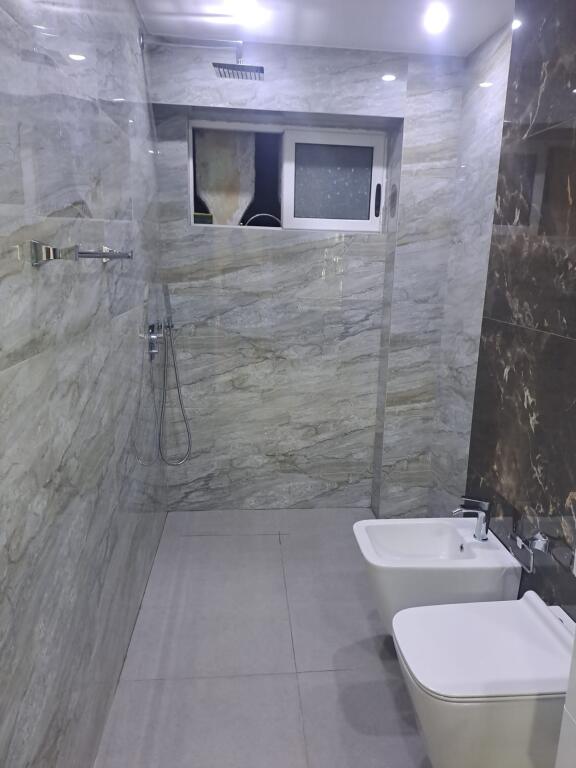 🏢 Vicino a 9 Kateshet, vicino a Dua Lounge Bar, si affitta ambiente per uffici, 2+1, vuoto. 1.200 € (Netto)