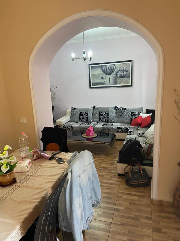 Tek Pallatet Agimi Apartament me qira 1+1