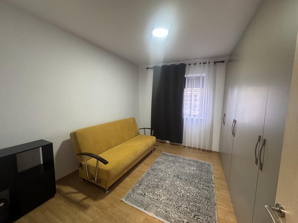 Apartament me qira 2+1 – Pranë kompleksit Asl, Rruga “Kongresi i Manastirit”  • Sipërfaqe: 2 dhoma gjumi + 1 sallon  • Kati: 3, pallat ekzistues  • Gjendja: Totalisht i mobiluar  • Çmimi: 50000 leke