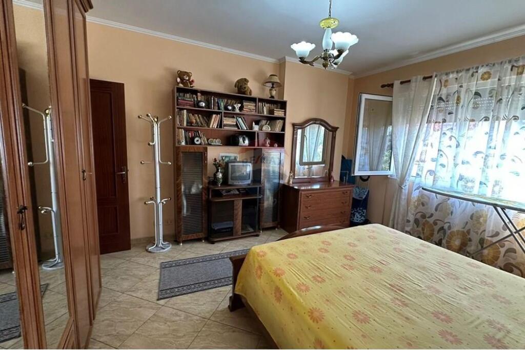 Jepet aparrament me qira 1+1 në Rrugën e Kavajës