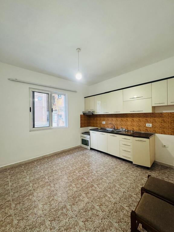 Jepet me qera apartamenti 2+1 Myslym shyri , prane intersport  Cmimi: 600 mije leke