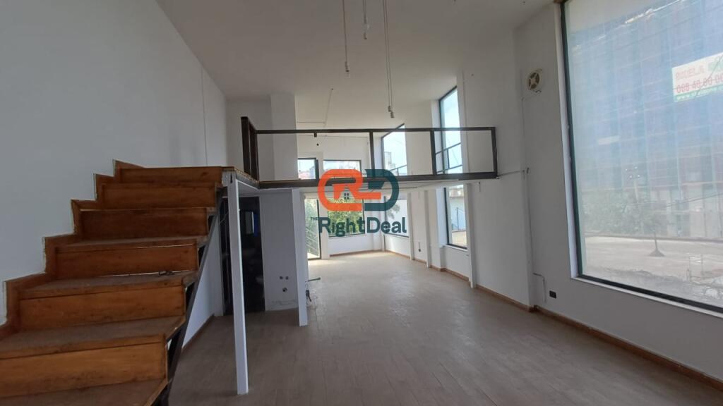 Nel Quartiere Studenti, Vendesi Negozio Duplex Adatto A Diversi Tipi Di Attività !!