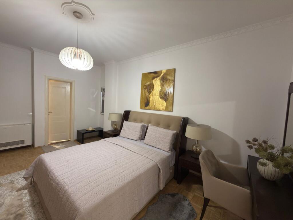 Tek Ambasada Amerikane jepet me qera apartament 3+1+2+post parkimi!