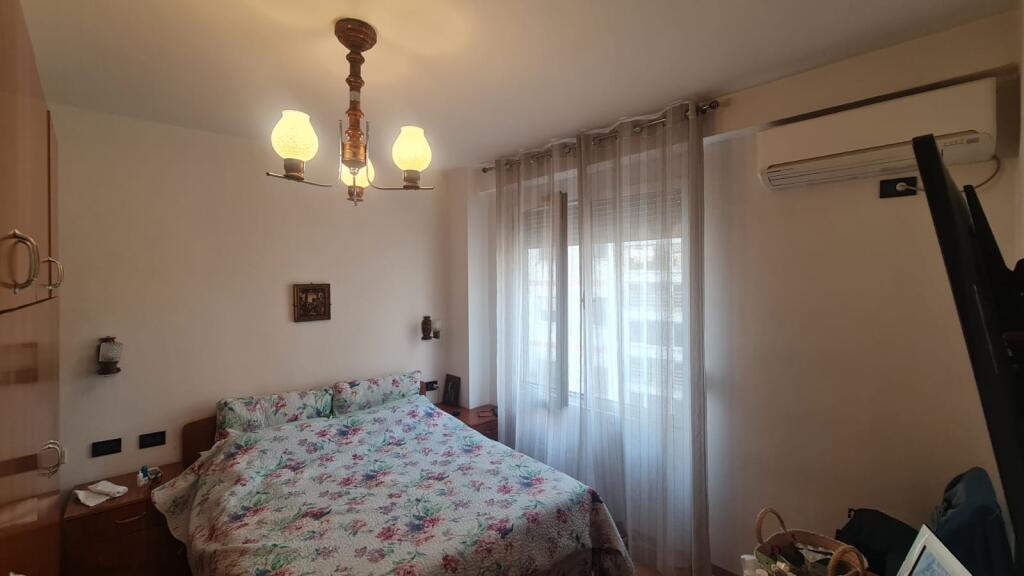 2+1,i mobiluar ,rruge e kavajes te kisha katolike cmimi 650 euro