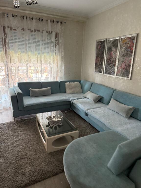 Jepet apartament 3+1+2+ post parkimi me qira te Kompleksi square 21