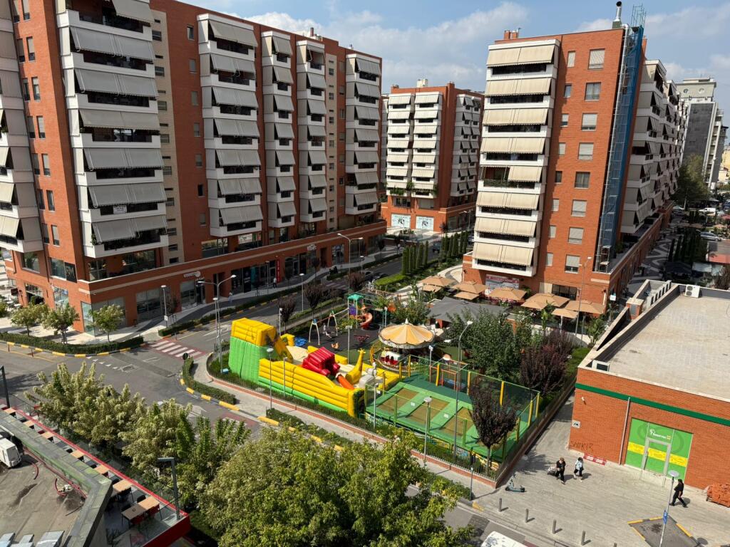 Jepet apartament 3+1+2+ post parkimi me qira te Kompleksi square 21