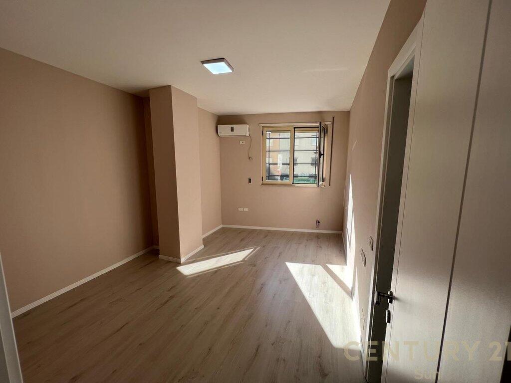 Commercial space for rent opposite Kristal Shopping Center! 1,000 € /Month