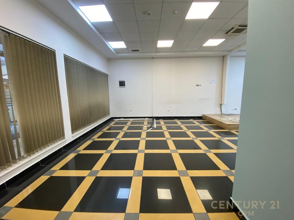 PRESSO IL CENTRO COMMERCIALE GALERIA AFFITTIAMO AMBIENTE PER UFFICI