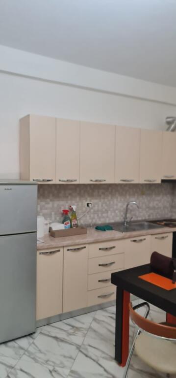 🏡 Jepet me qira apartament 2+1 pranë Casa Italia!
